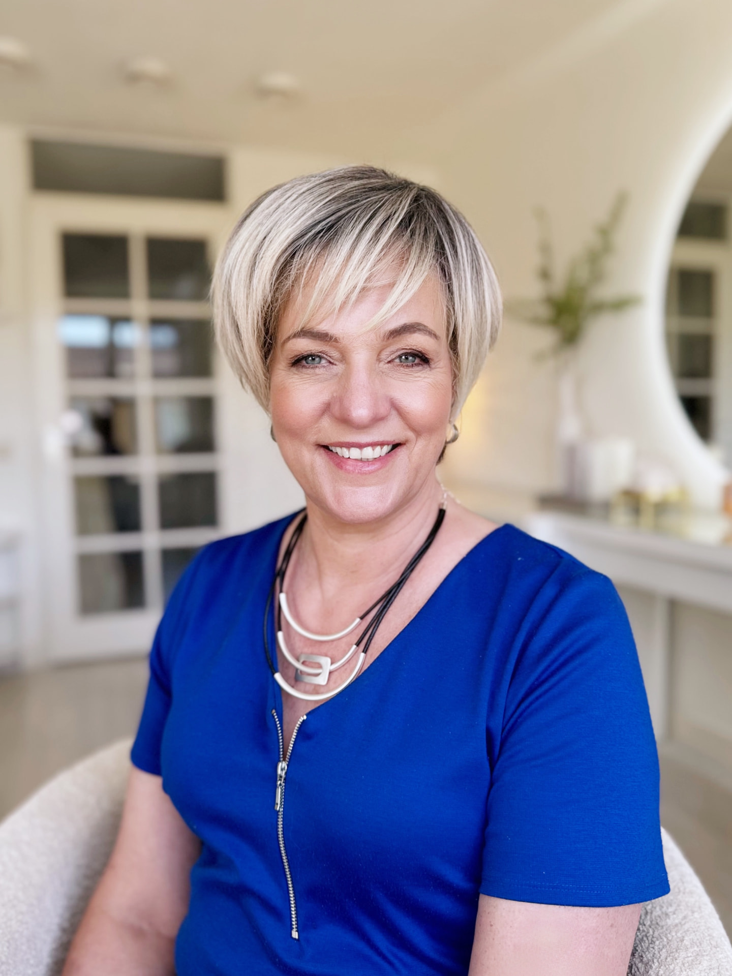 Rosaline McDonald in een blauwe jurk